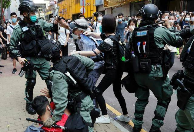 为什么警察抓犯人时一定要鸣笛?不怕坏人逃跑吗?_警车_交通_车辆