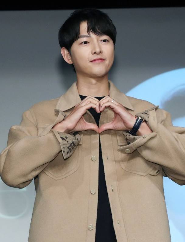 宋仲基与太太带半岁儿子现身罗马,一家三口出门散步,甜蜜又温馨_妻子