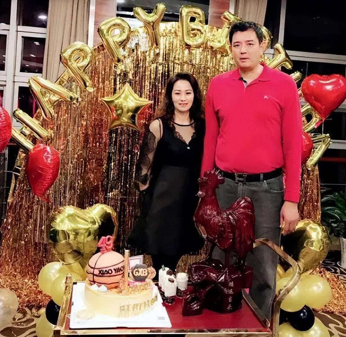 篮球帅哥巩晓彬:与李昕谈恋爱被国家队开除,后却娶空姐为妻