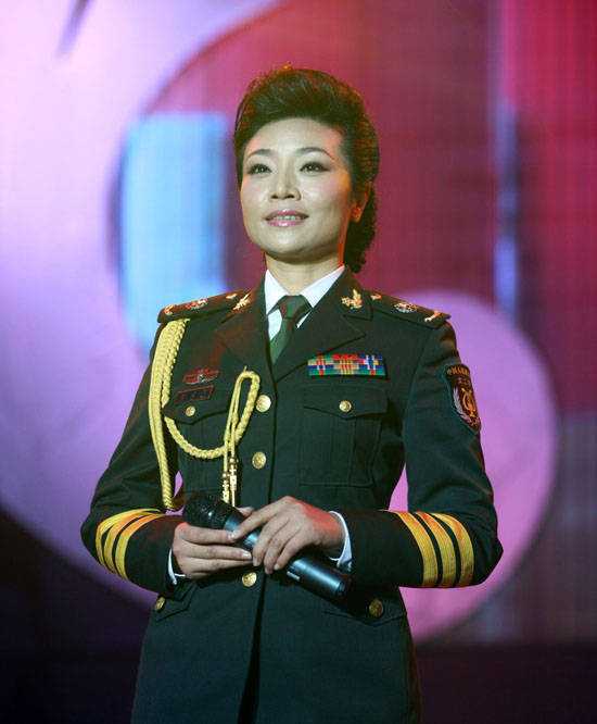 女军人都唱《妻子》,谭晶嫁年轻科学家,李丹阳大校军衔为何单身_战友