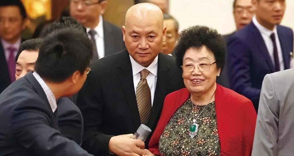 "最帅唐僧",娶大11岁的女首富,女富豪立遗嘱:给他500亿_陈丽华_迟重瑞