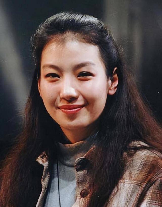 人艺演员卢芳:嫁大4岁胡军,低调恩爱23年,儿子干妈叫刘嘉玲