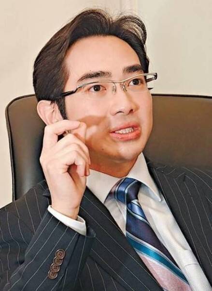 52岁黎姿晒照为弟庆生,黎婴瘫痪16年终于站起,学走路画面温馨_弟弟