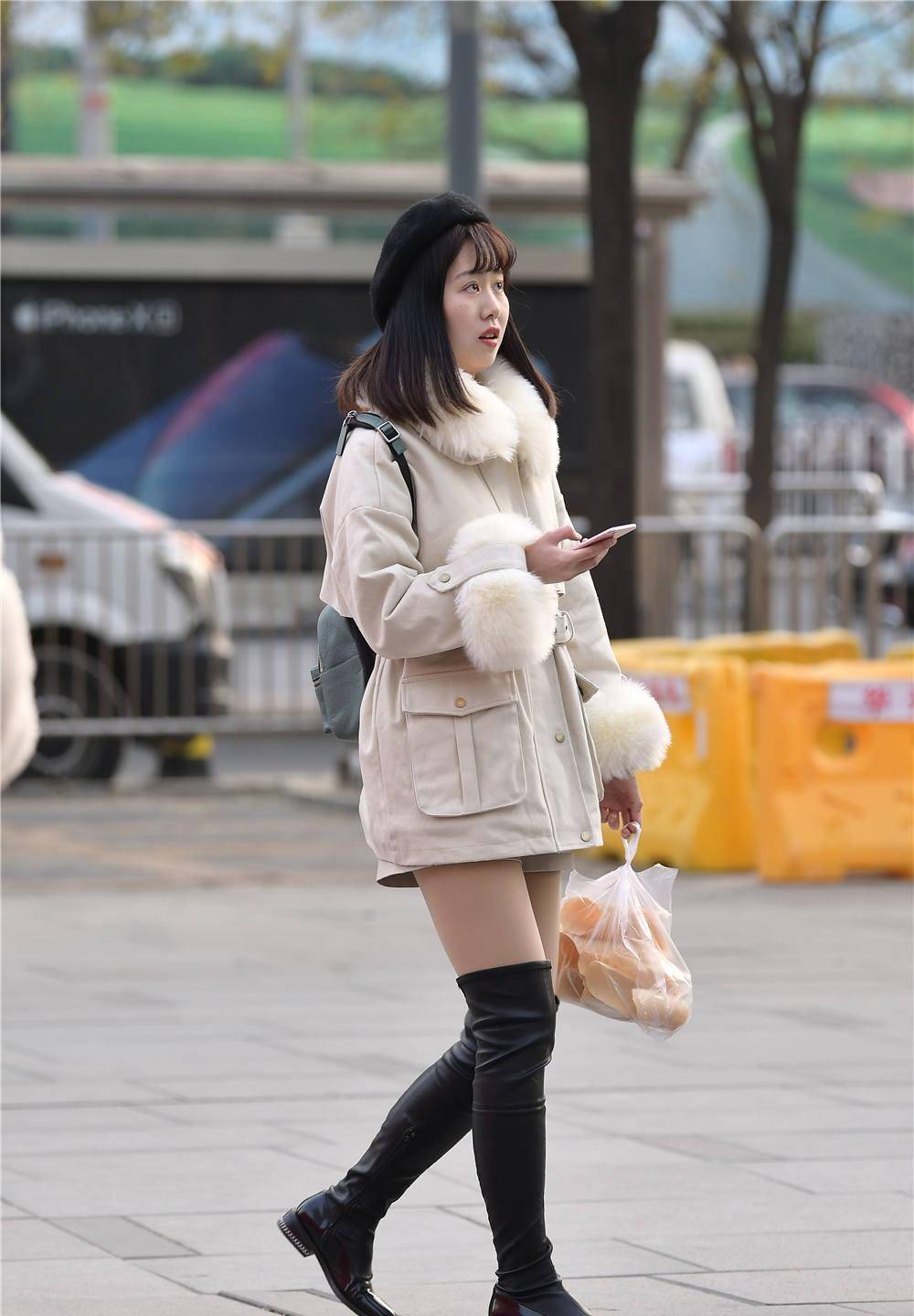 肉色丝袜搭配长靴,冬季的保暖穿搭,还秀出身材苗条