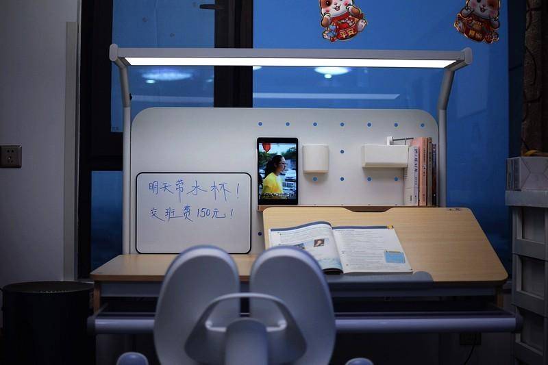 全光谱天幕灯 追背椅好坐姿 酷可立护眼学习桌椅