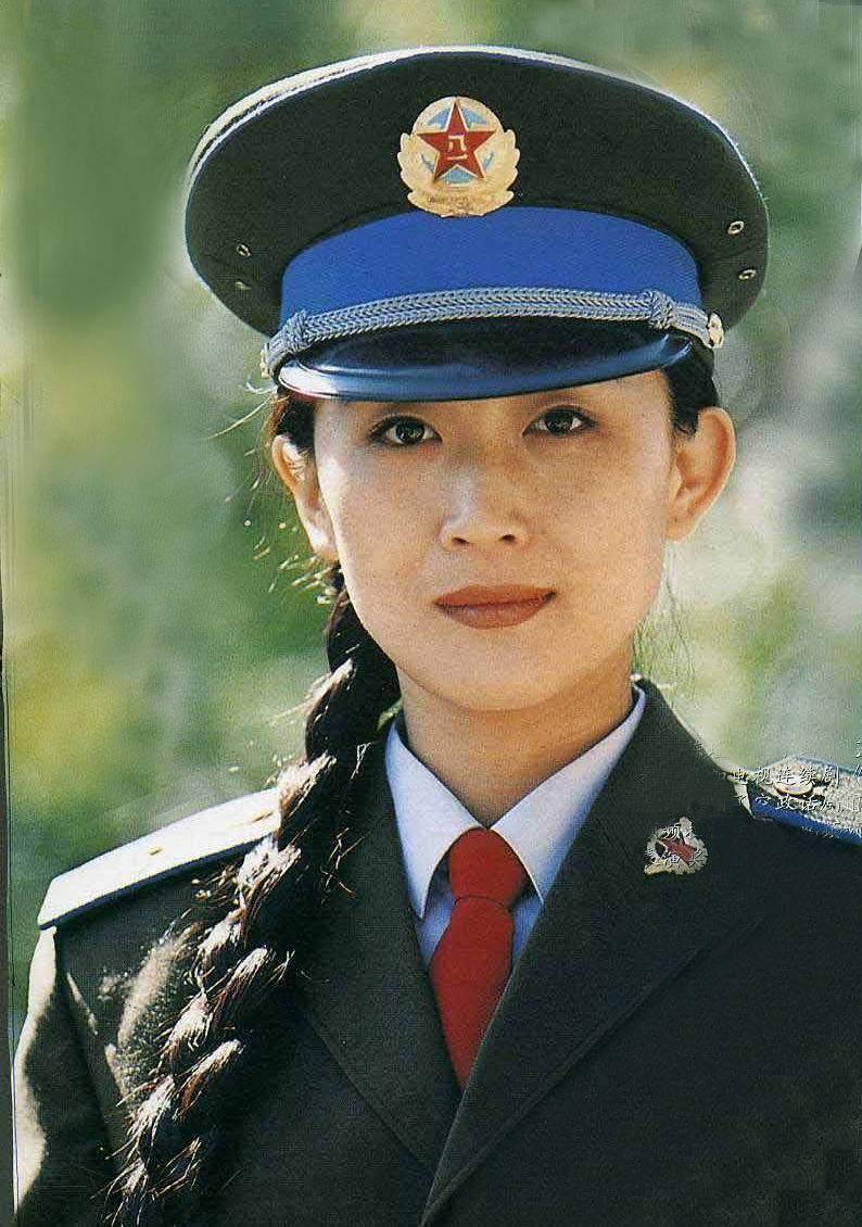 这是女明星·陈瑾.他出生于军人家庭,有一个哥哥.