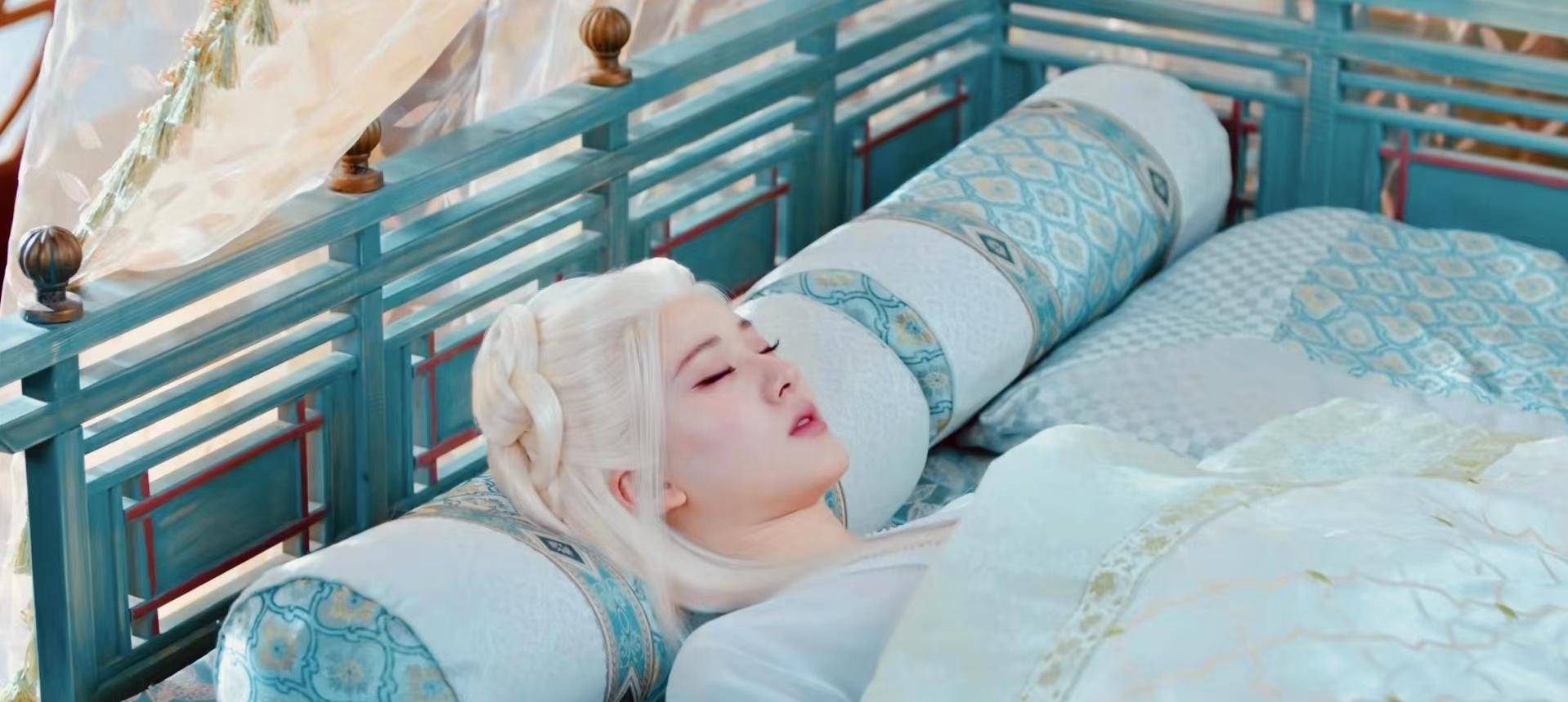 同样演"一夜白发",25岁赵露思与31岁杨紫对比,谁更有破碎感_阿音_颜淡