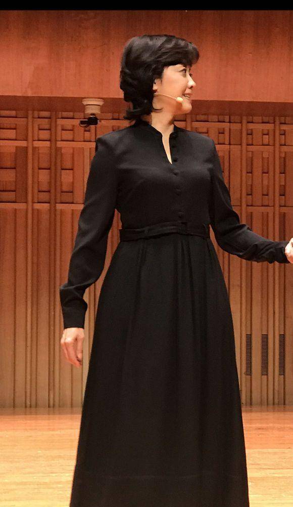 "女儿国国王"朱琳近照曝光,一身黑裙优雅大方,66岁依旧是女神_女人