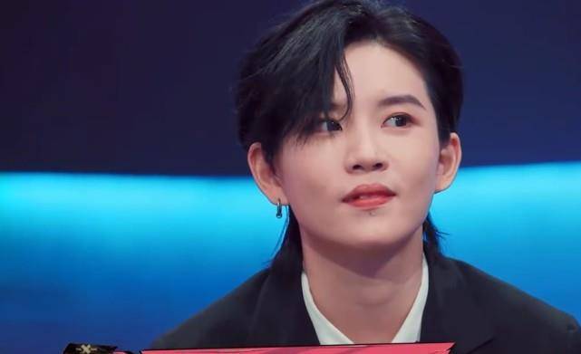 周洁琼穿短装一直手捂肚子,无意抬手那刻,这腰围确定是女爱豆?