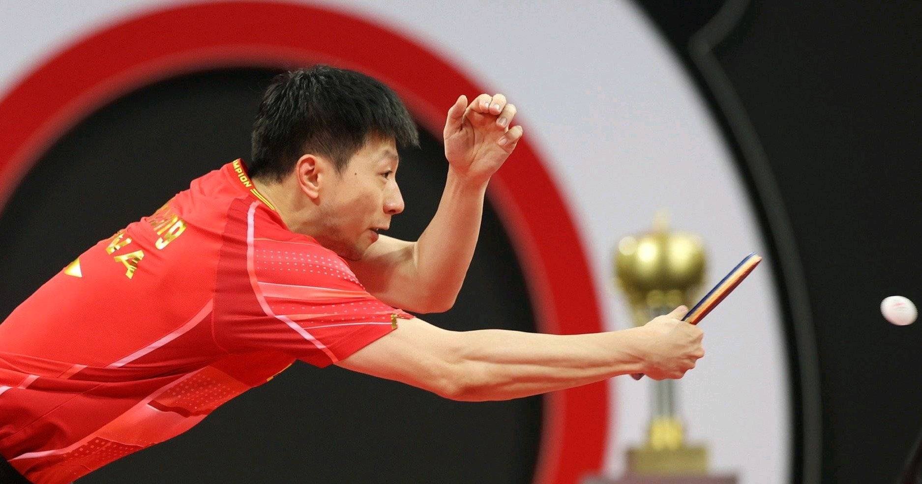 马龙在决赛面对梁靖崑还是有优势,虽然山东鲁能俱乐部稍微处于劣势