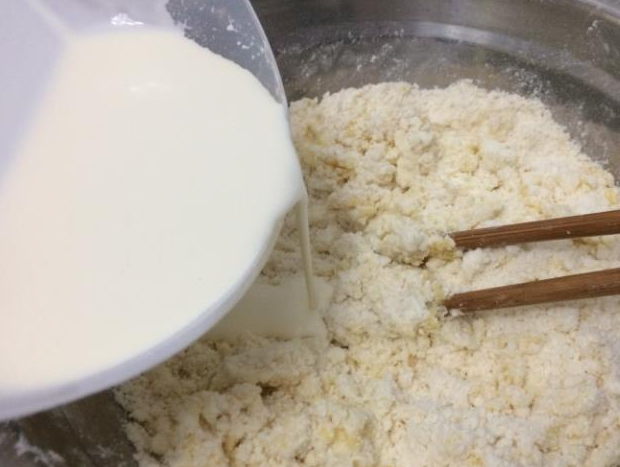 烙饼店老板透露，烙饼不要单纯下水和面，用它和面，烙饼香软美味(图6)