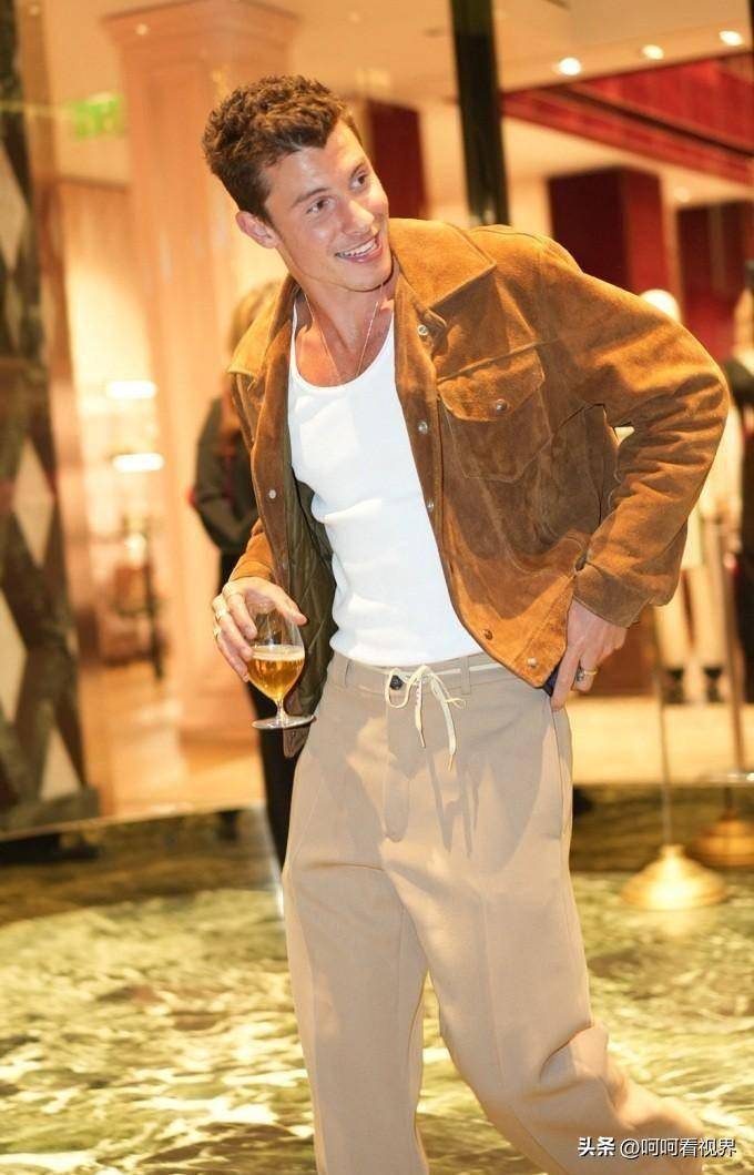 24岁的肖恩·门德斯再被拍与51岁女友深夜幽会_乔斯琳·米兰达_背心