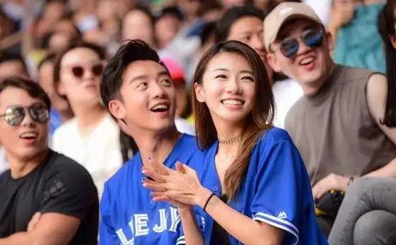 一起潜水的时候,没有办法开口,郑恺用手语向程晓玥表白,当得知女友看