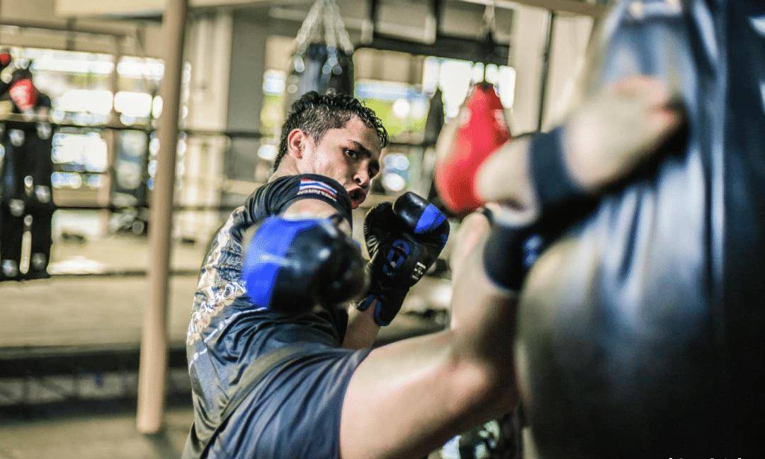 苏波邦被击败!"硬刚"之战达万猜卫冕世界冠军!_比赛_回合_泰拳