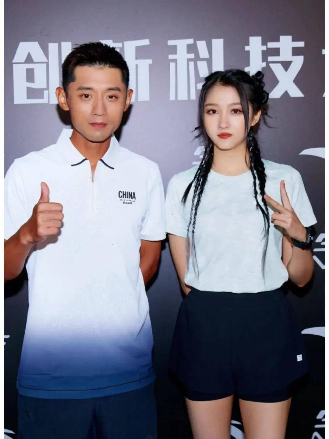 张继科和大美女关晓彤的亲密合照,关晓彤和张继科一起打球哦