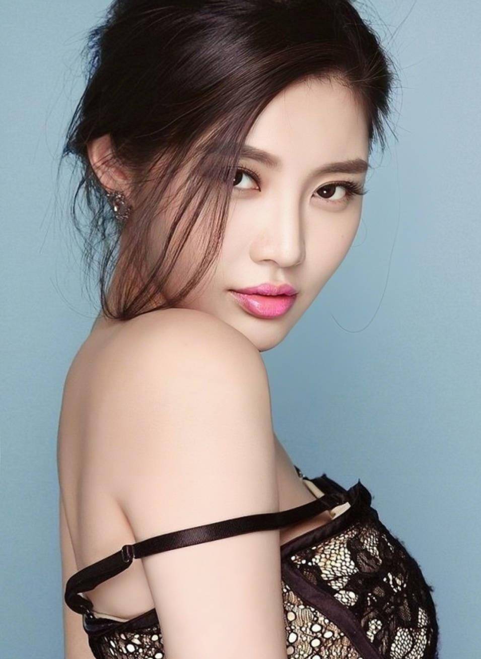 徐冬冬写真大赏:完美身材与卓越演技共存,让无数粉丝为之倾倒!