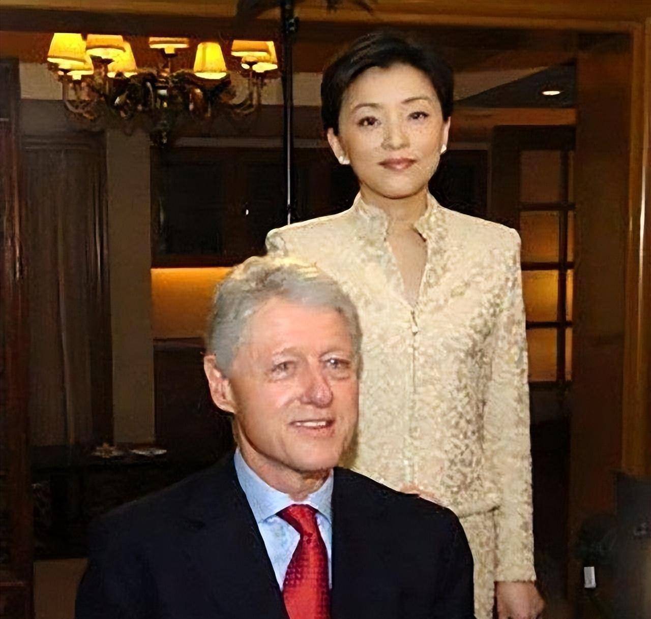 2005年,杨澜采访克林顿时问了一个问题,身旁的秘书听后一直瞪她