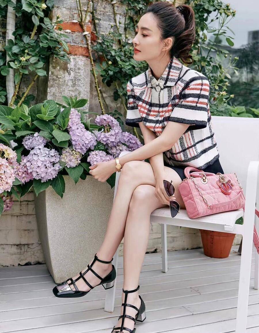 王丽坤dior写真大片:清新浪漫格调满满,姿态优雅时尚迷人_钢笔字_生活