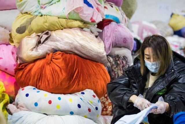 旧衣服中的商机:2021年90后小夫妻辞职"收破烂",如今日赚千元_孙灏