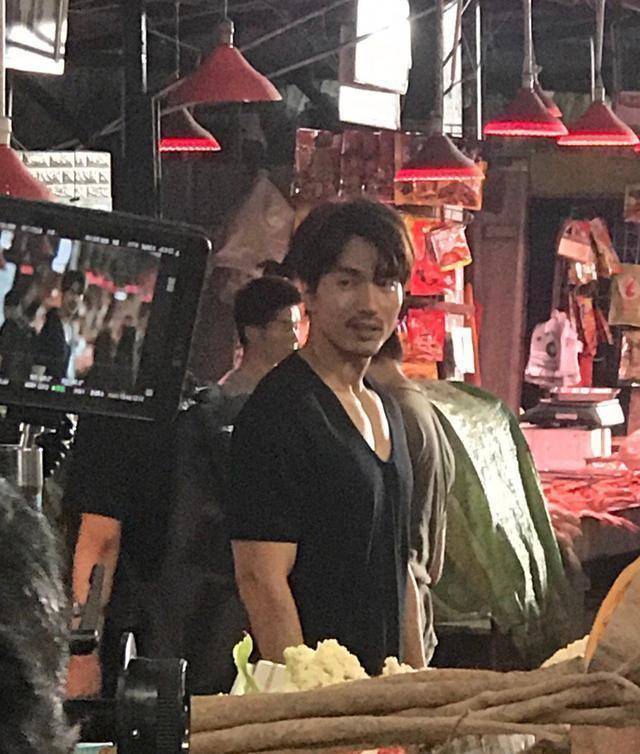 "小三传闻"之后,任素汐首次现身,和言承旭在成都菜市场拍戏_电影_银河