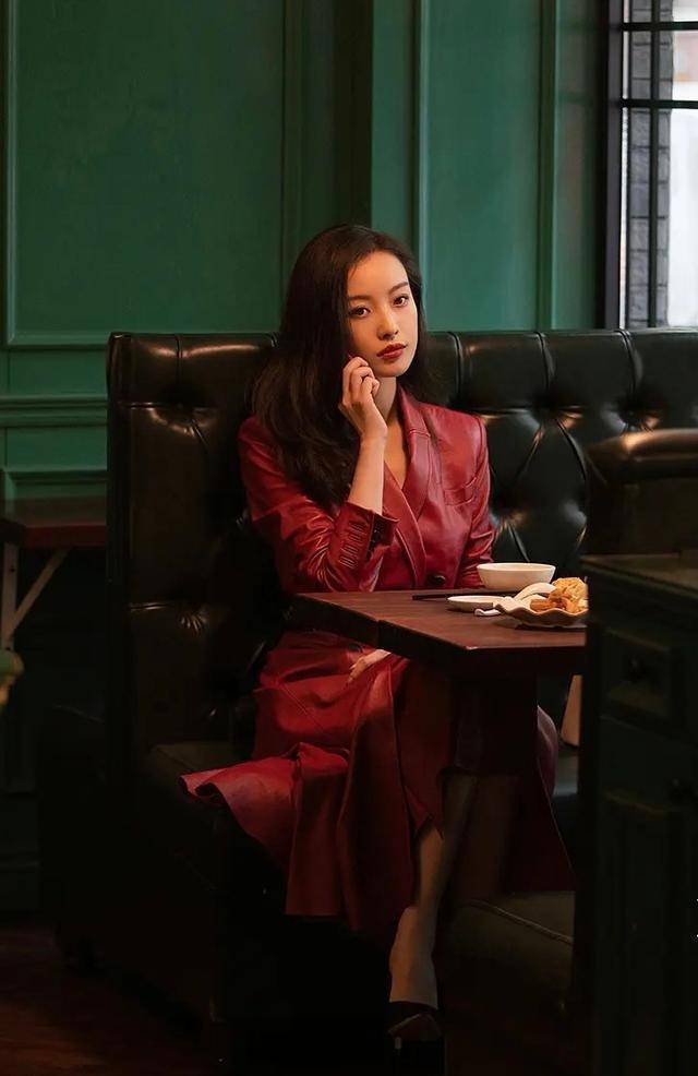 看了流金岁月朱锁锁的穿搭,才发现:每套时髦有气质,照穿也美_连衣裙