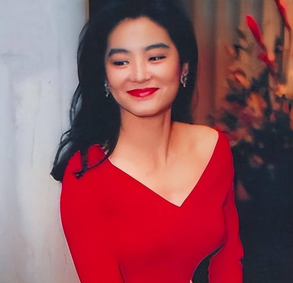 "潇洒贵妇"林青霞:18个佣人10只看门狗,厨师仅4年满头白发?