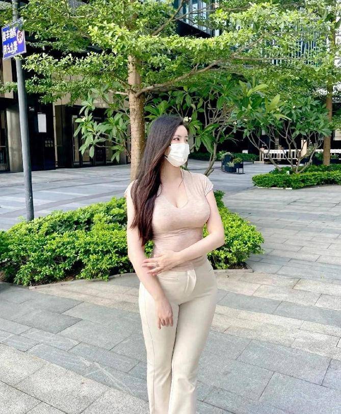 微胖女神:从身材标签到时尚宣言,优雅与自信的象征