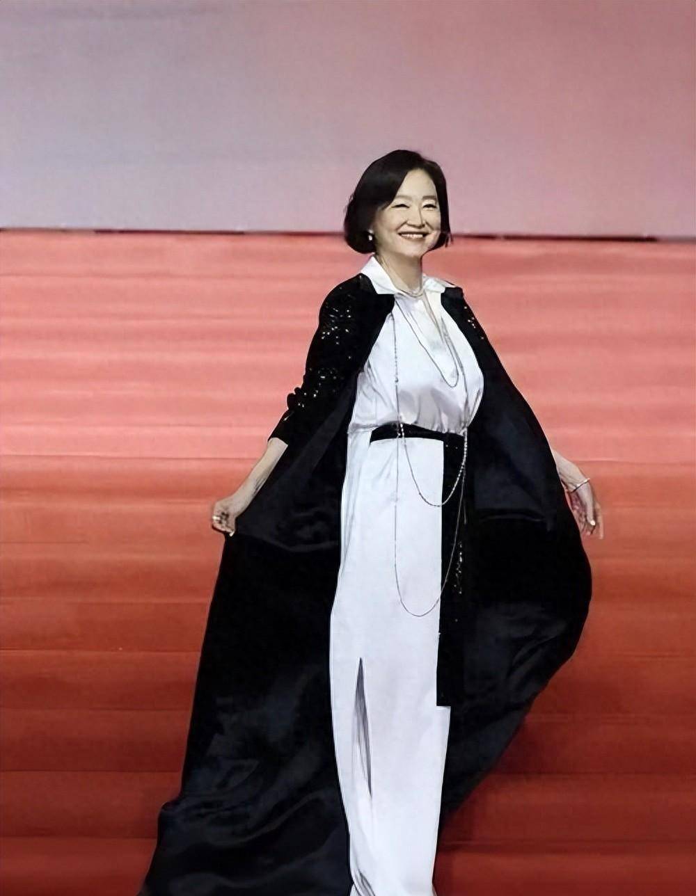 被奔七林青霞美到了!