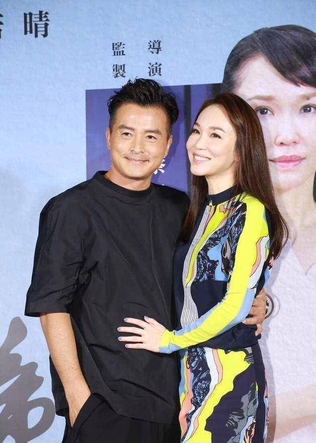 牵手搂腰却不亲嘴,大庭广众之下很有分寸_李铭顺_老婆_什么