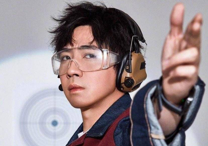 《八佰》中俞灏明露出伤疤,并非化妆,而是毁容后真实的身体_爆炸