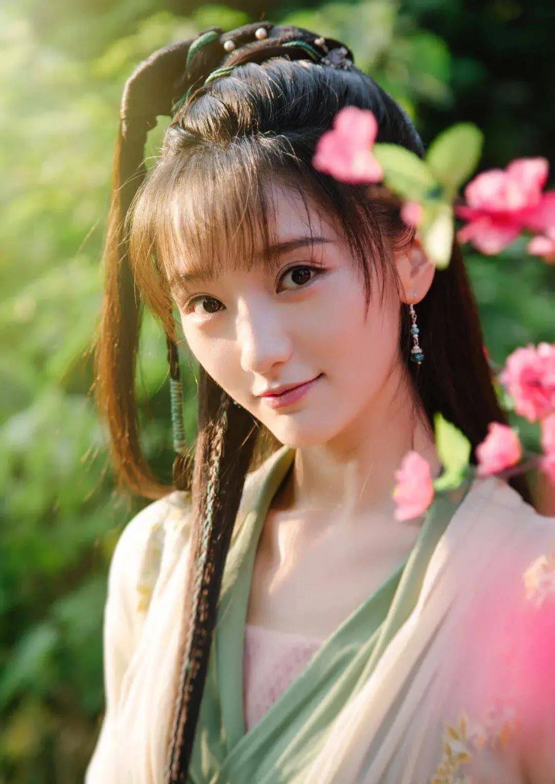 里饰演琴芷嫣的肖燕;法海是曾在《皓镧传》中饰演高昊阳的裴子添,刚