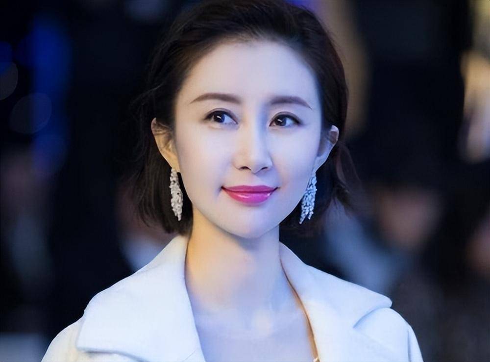 上了年纪的舒畅容貌大不如以前,中年发福,皮肤黯淡无光.