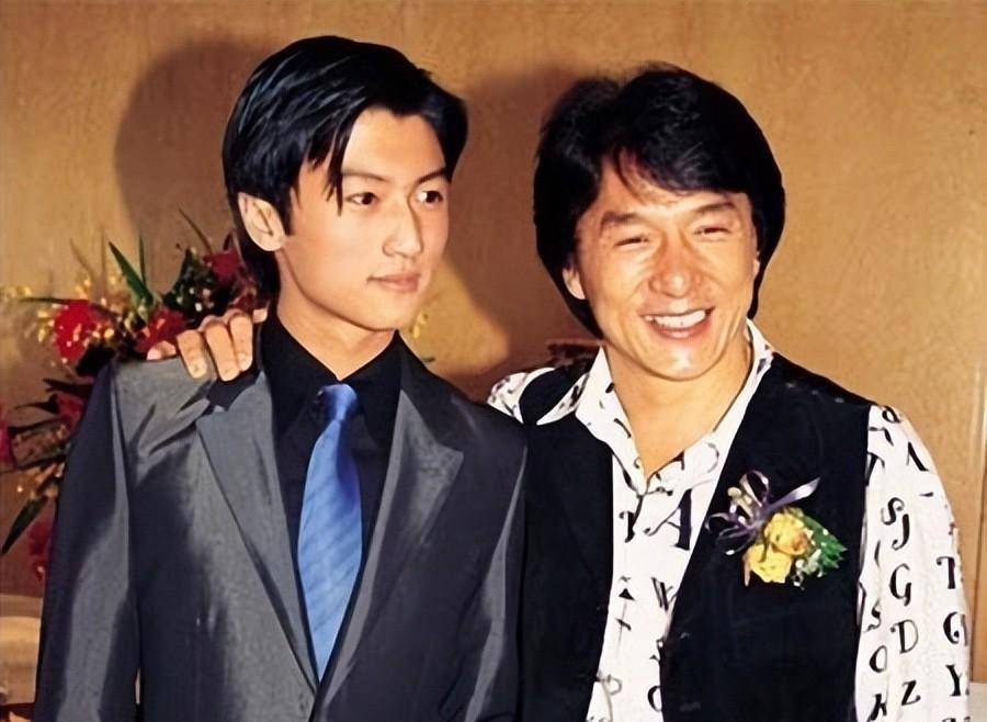 刘德华也逃不过人情世故,瞅他坐在那,像极了饭局中的你我_杨受成