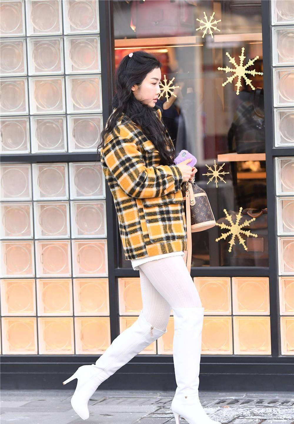 白色细高跟长靴,搭配白色丝袜,冬季穿搭白色的人不多_风格_靴子_款式