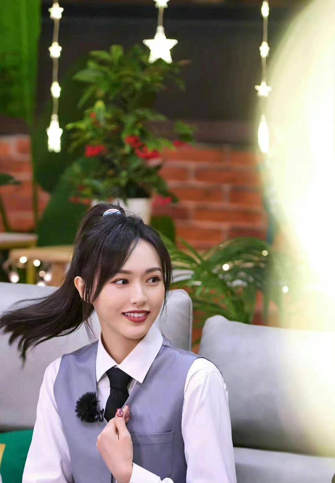 身穿灰色连衣裙紧身裙搭配白衬衫,俏皮又甜美_唐嫣_裙子_衣服