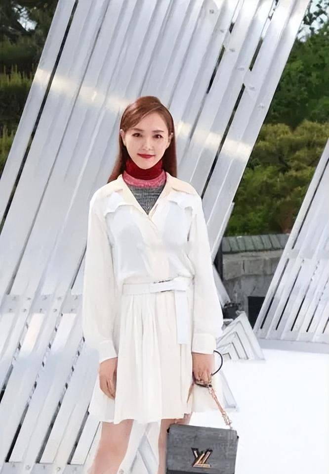 唐嫣生图状态在线甜美可人 穿卡其色毛衣简约时尚,不愧是女神!