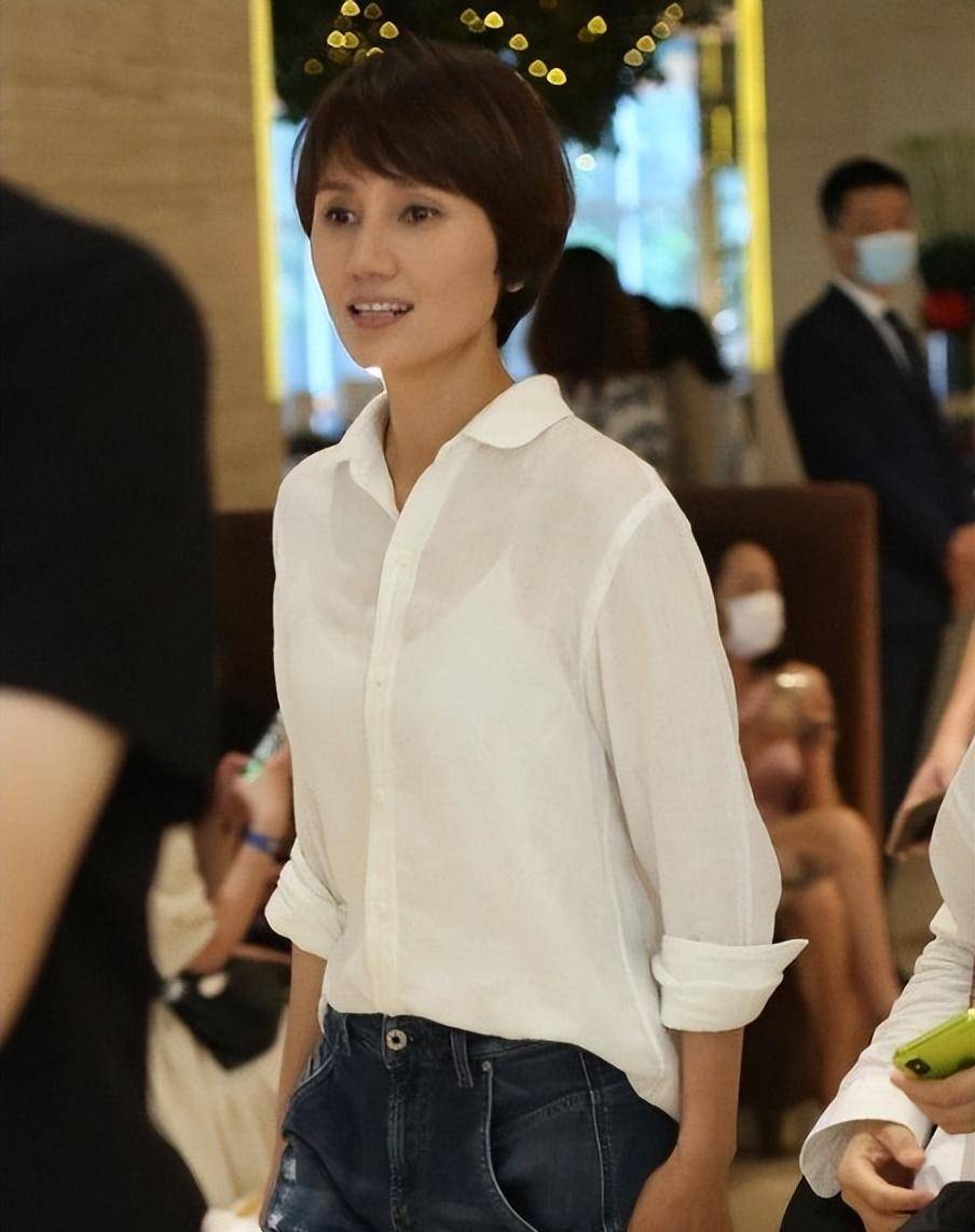 46岁的袁泉高级感无敌了,素颜穿卫衣 牛仔裤有大牌范,像超模_时尚