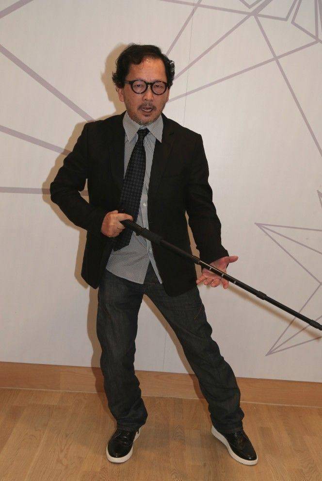 《拆弹专家》首映礼总动员 一人一拐杖撑刘德华!