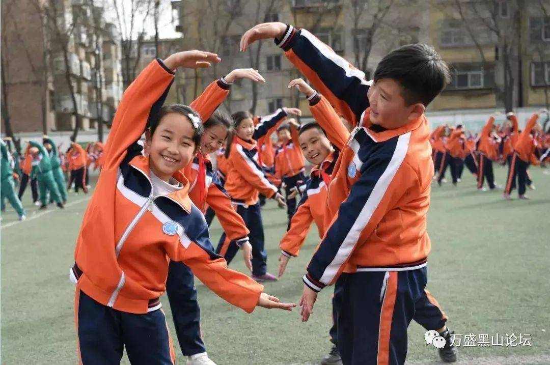 刘予涵每天上午9点多,大课间铃声一响,小学的操场就成了大型"演出"