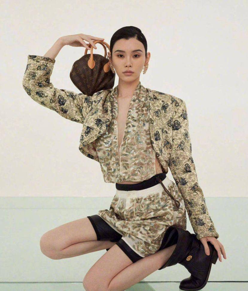 除了衣服的选择之外,奚梦瑶的发型也成为了整体造型的一大亮点.