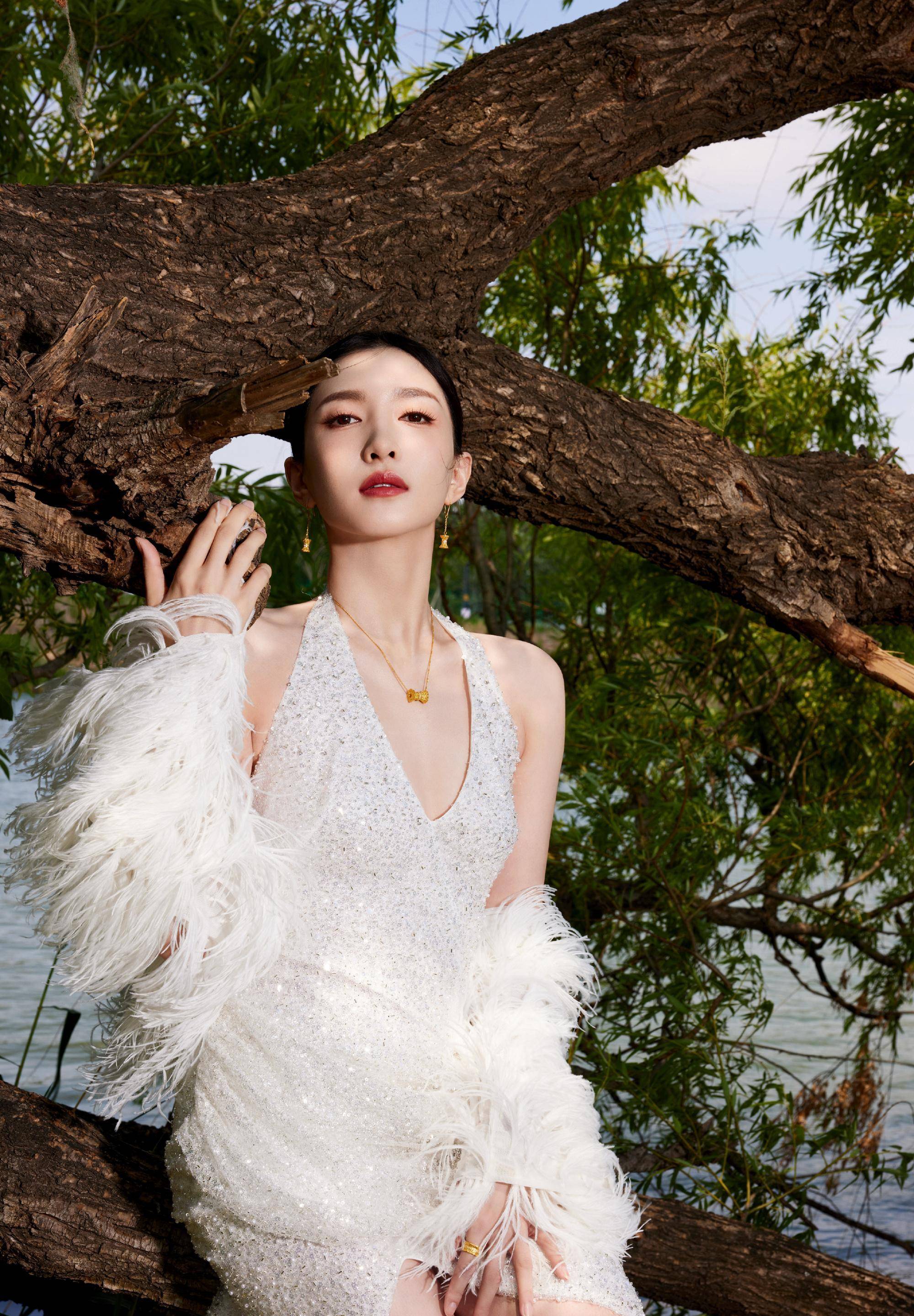 今天江疏影活动上的美照,深v露背长相高开衩,儒雅明亮如如雪_白色