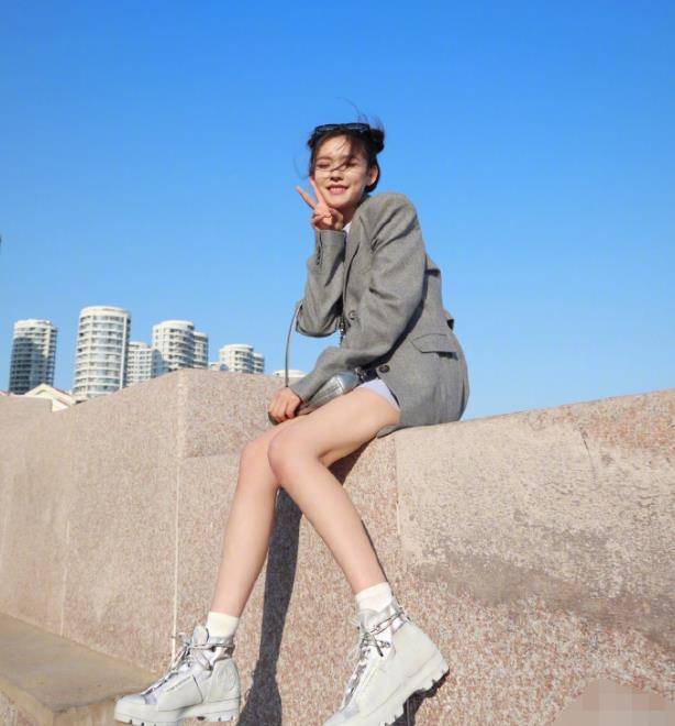 把林允的腿展现出来.