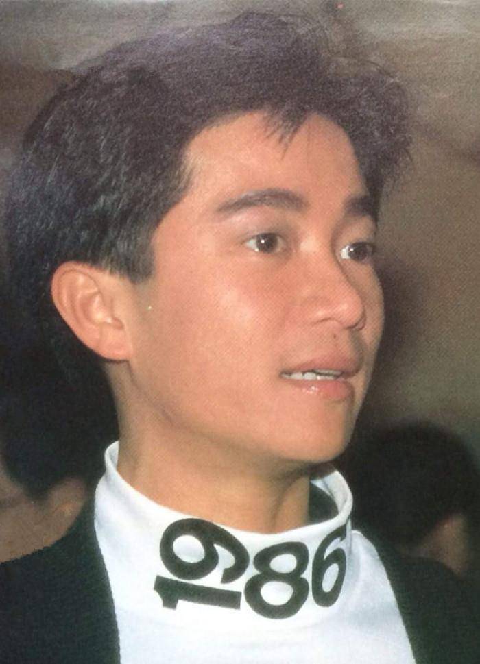 1985年,個人演唱會上,梅豔芳牽手西裝革履的男子,笑得很甜_陳百強