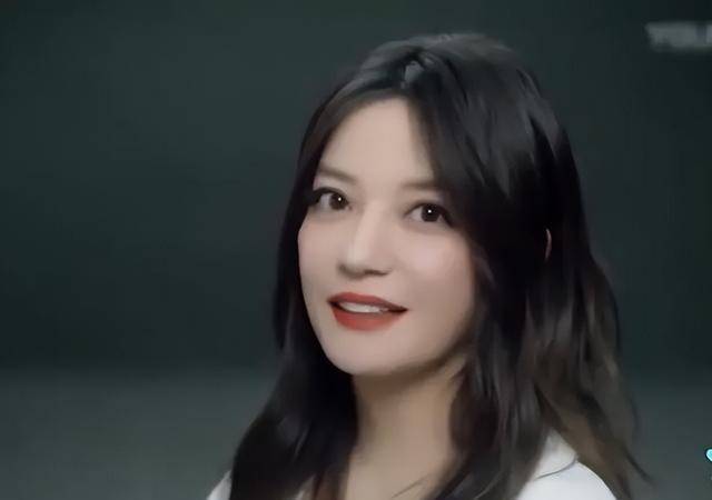 47岁赵薇复出失败?新剧播出"不见脸"被蒋欣代替,她真的凉了?