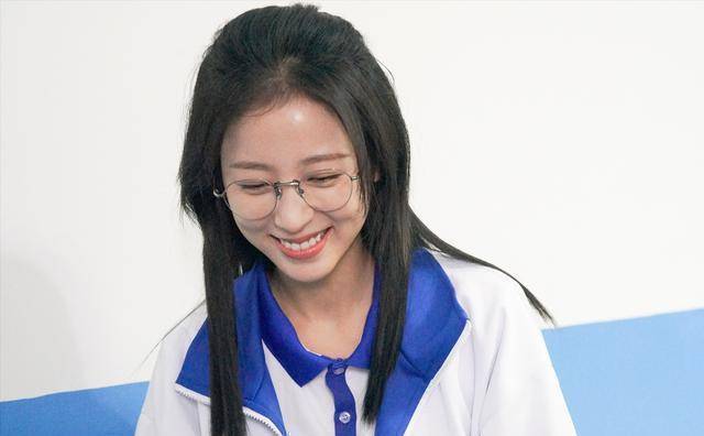 《当爱情遇上科学家》首播:周雨彤校服照清纯可爱,获赞劳模拍戏_剧中