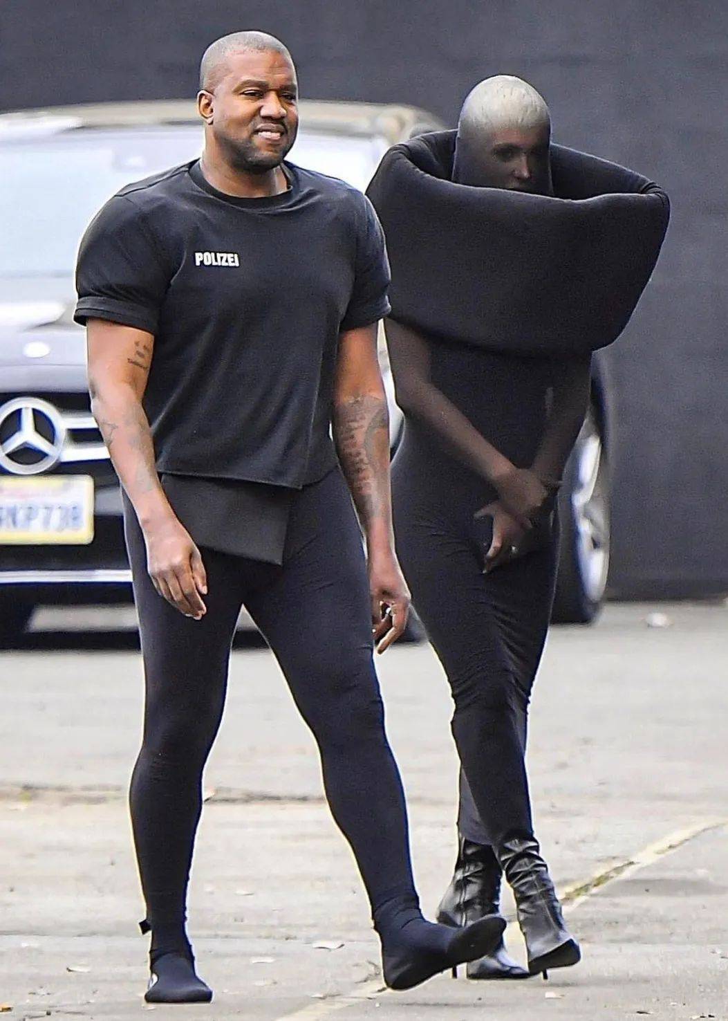 还记得侃爷的新老婆吗?夫妻俩穿搭反差也太大了?_bianca_紧身_yeezy