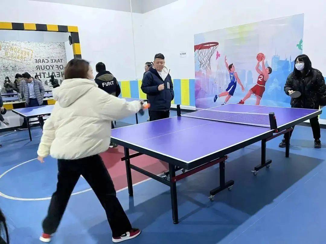 乒乓球旌旗猎猎,热火朝天,现场氛围热烈激扬.