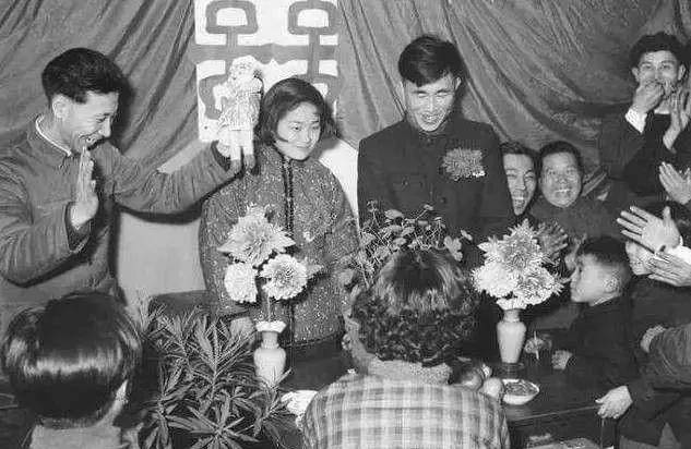 1970年湖南男子尋找妻子,卻陰差陽錯父女結婚,錯愛使