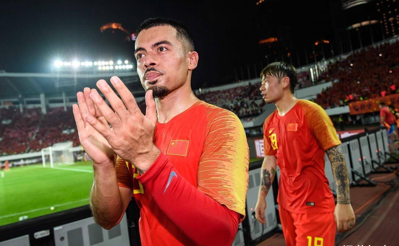 甚至有人杜撰了一条武磊和李可爆发内讧,武磊甚至在更衣室里殴打李可