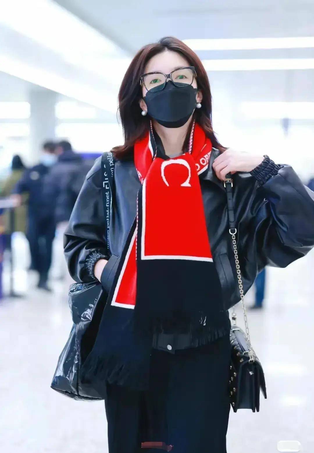 皮肤冷白的江疏影,还有可爱的口罩设计_时尚_黑色_围巾